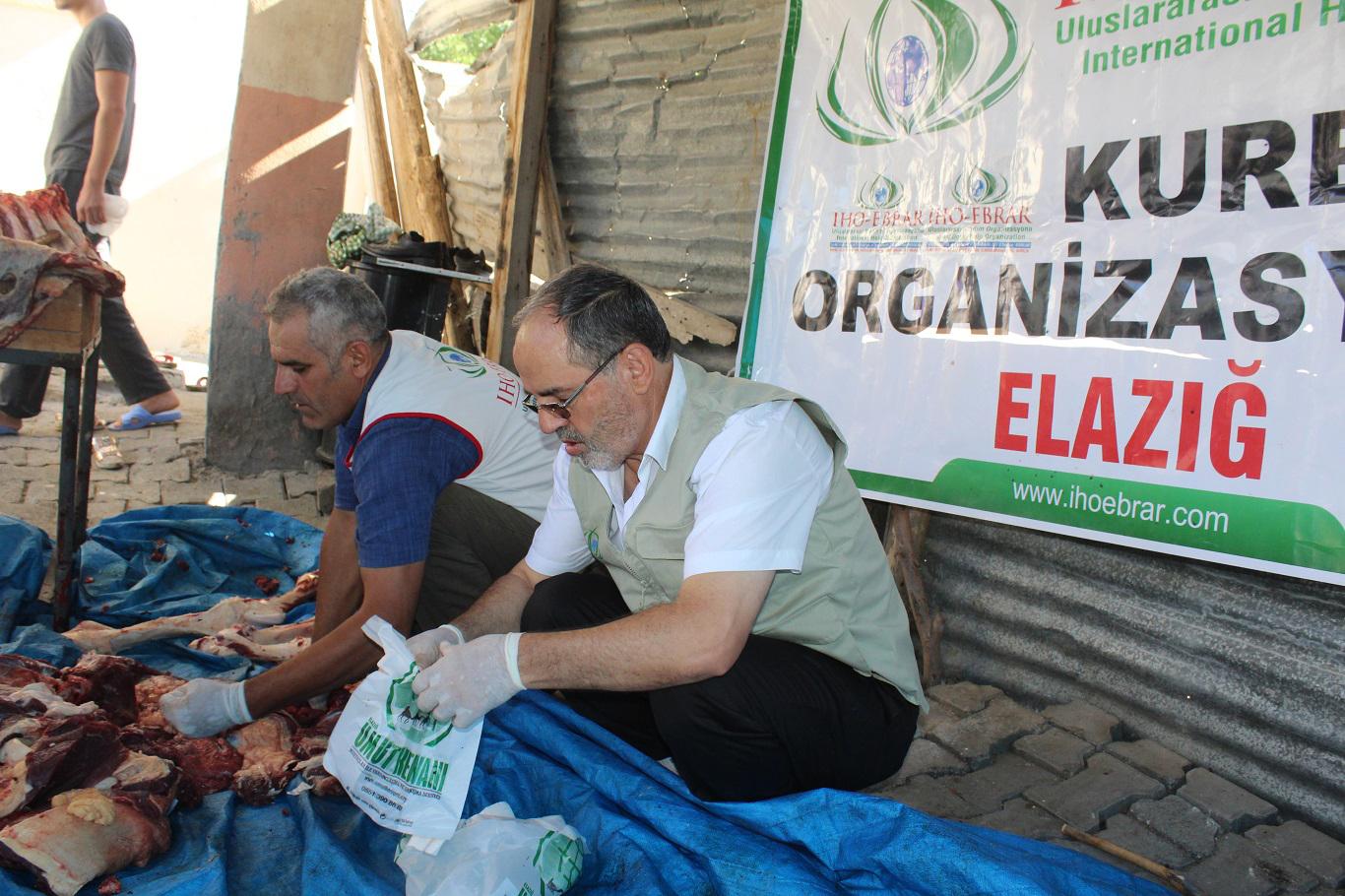 İHO-EBRAR, Palu ve Kovancılar'da 80 aileye kurban eti dağıttı